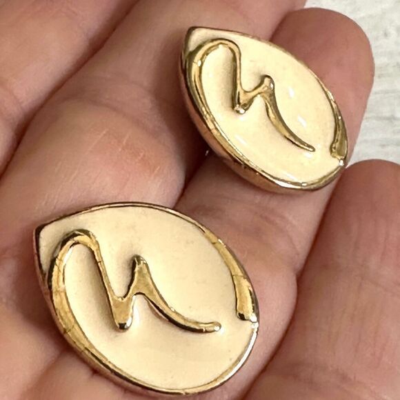 Cream gold tone post earrings - Picture 5 of 9